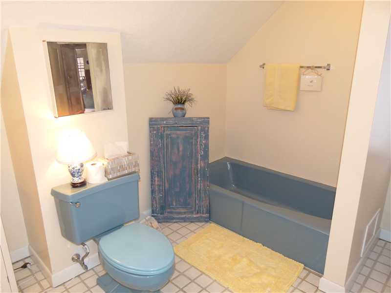 65 Brooklyn Road Narragansett, RI 02882 - Photo 18 of 25 Bathroom. Second floor Pullman bath connecting to master and hallway.