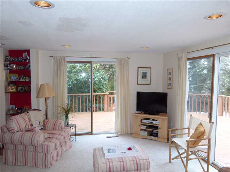 65 Brooklyn Road Narragansett, RI 02882 - Photo 8 of 25 Living Room.