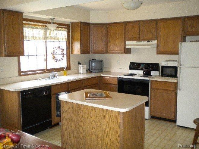 1198 Greenleaf Drive Rochester, MI 48309 - Photo 9 of 25 Kitchen.jpg