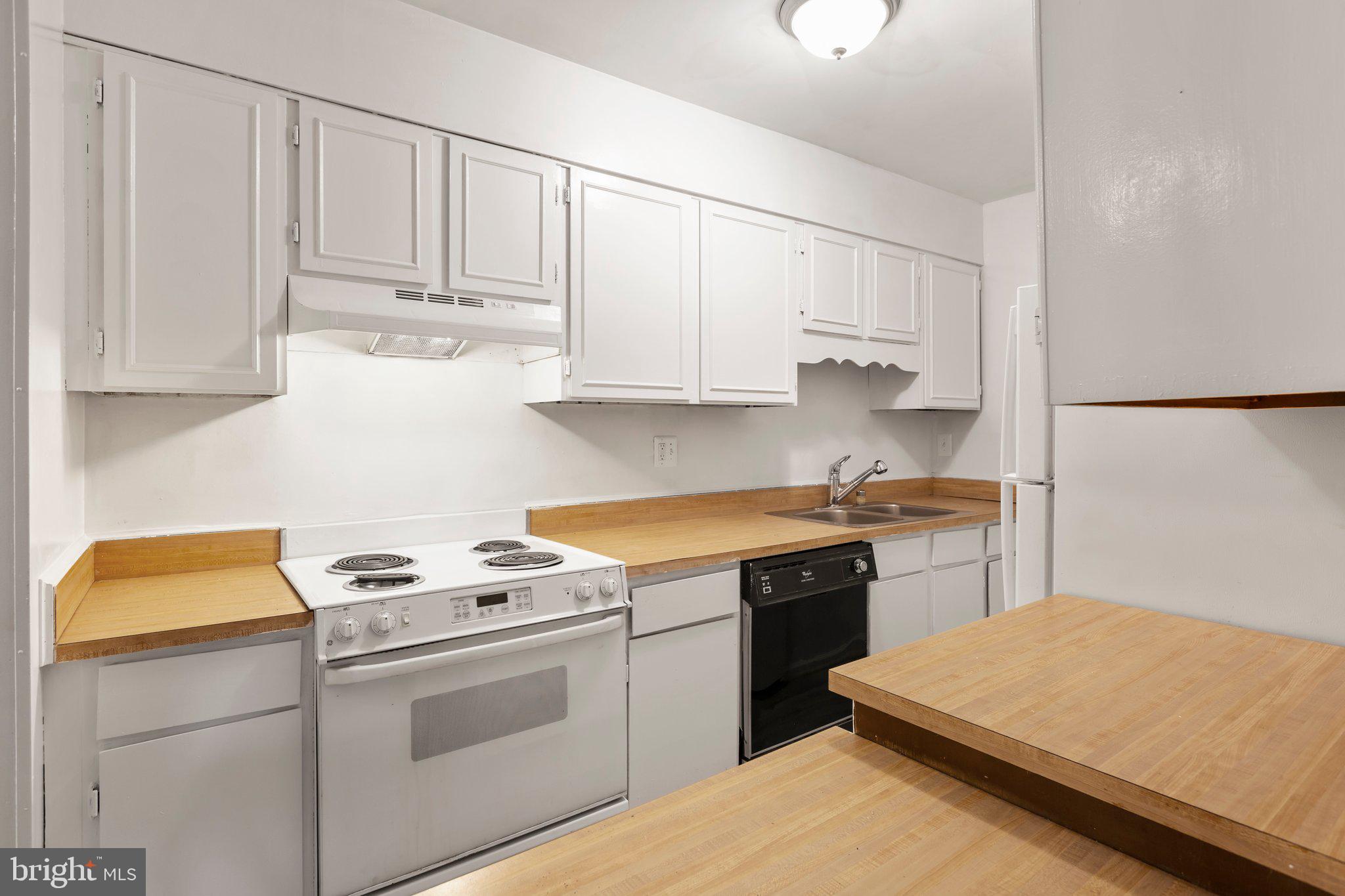 5902 Kingsford Road, Unit 406 Springfield, VA 22152 - Photo 11 of 41 Breakfast Bar in Kitchen