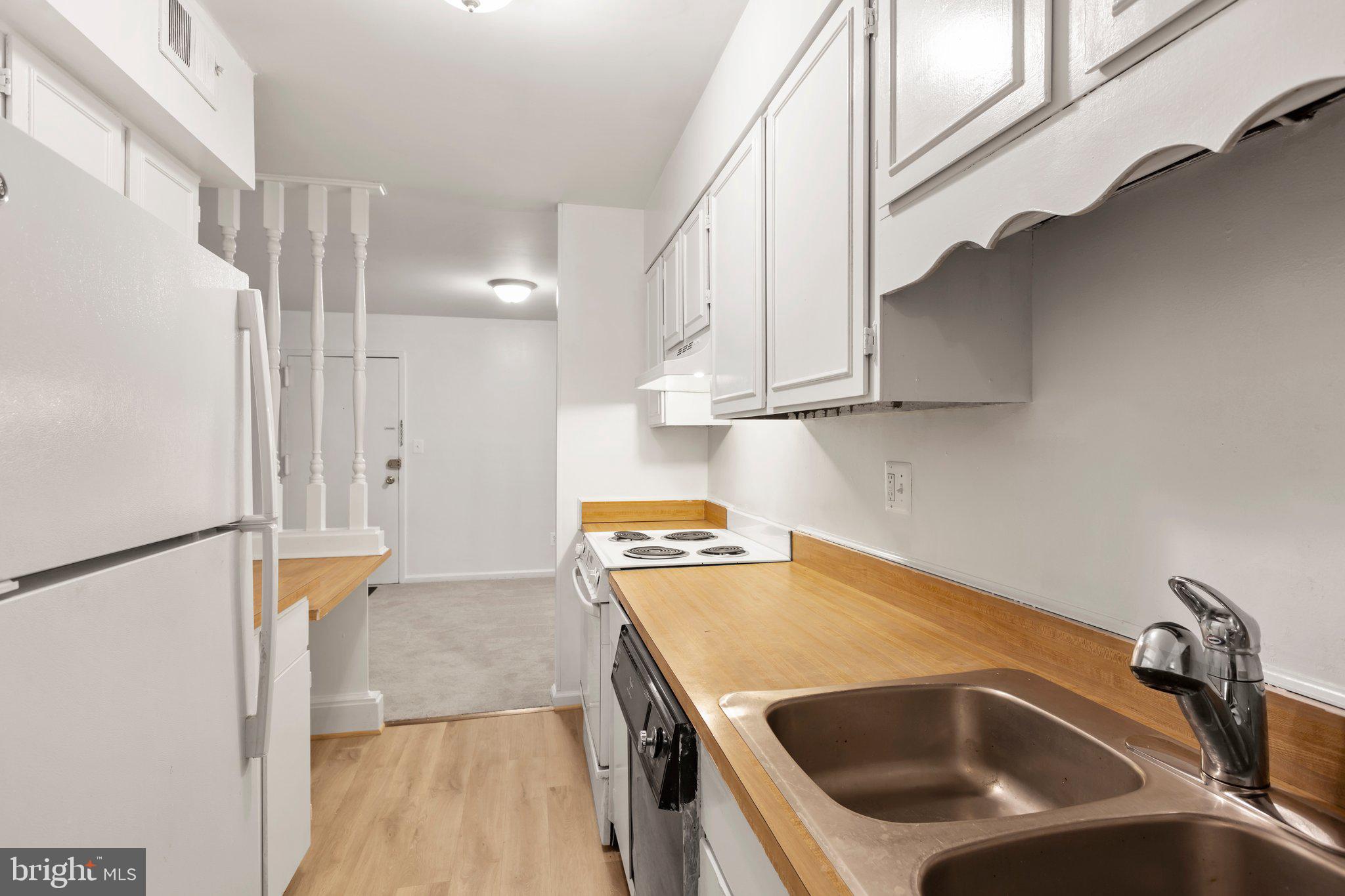 5902 Kingsford Road, Unit 406 Springfield, VA 22152 - Photo 12 of 41 Kitchen