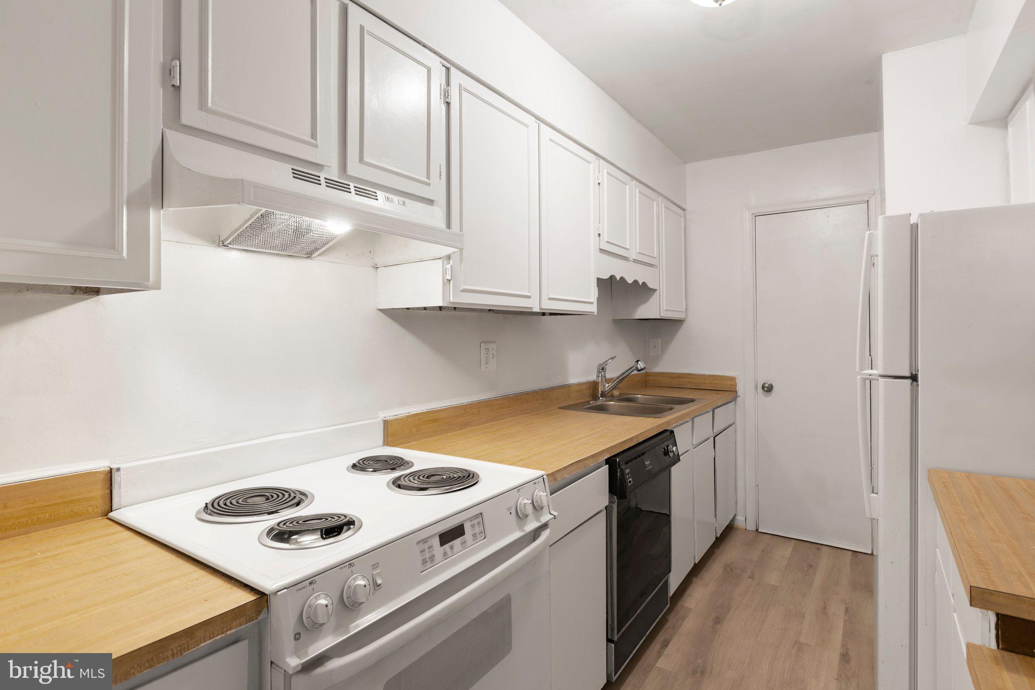 5902 Kingsford Road, Unit 406 Springfield, VA 22152 - Photo 13 of 41 Kitchen