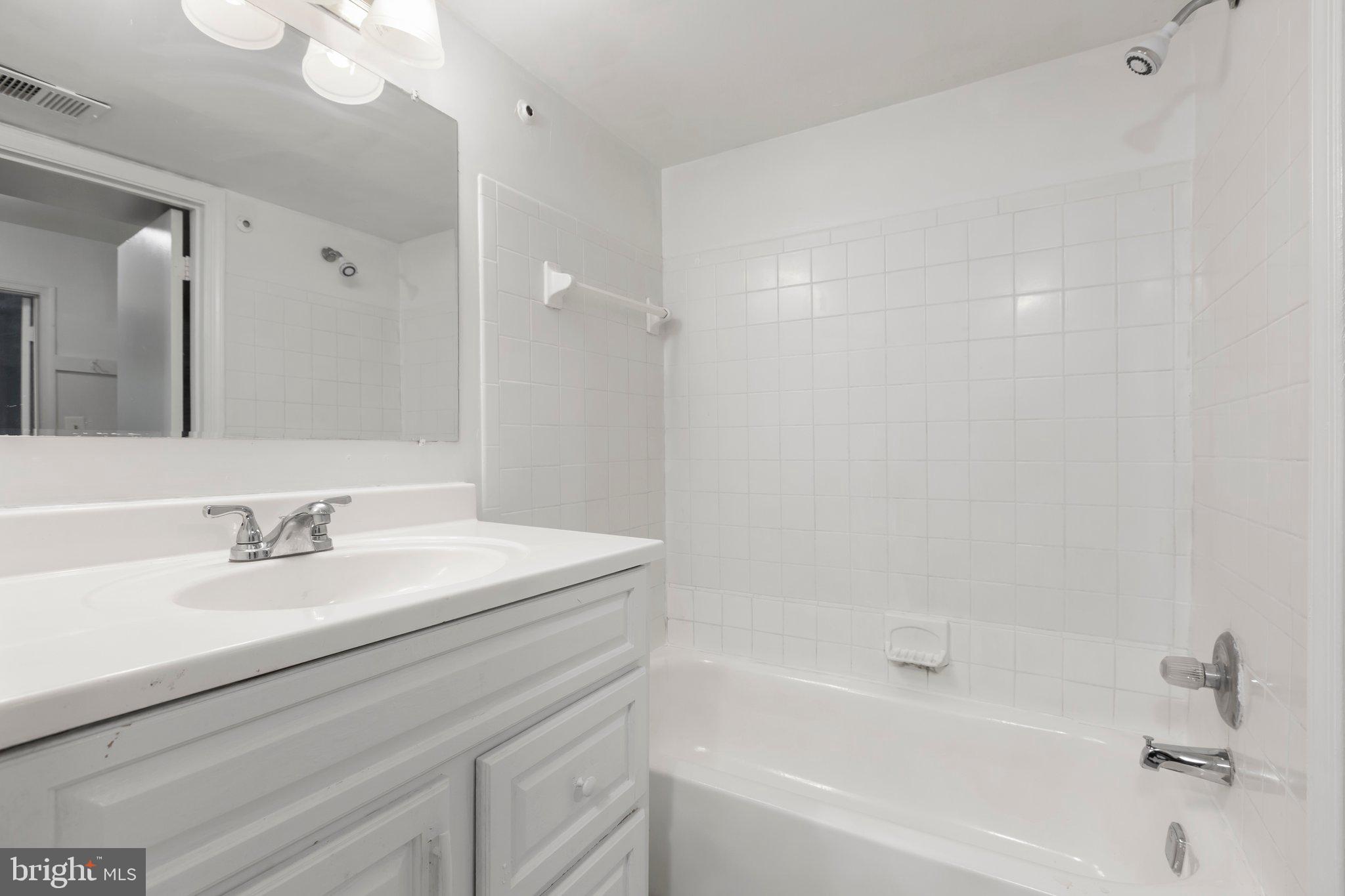 5902 Kingsford Road, Unit 406 Springfield, VA 22152 - Photo 22 of 41 Full bathroom, en suite to Primary Bedroom
