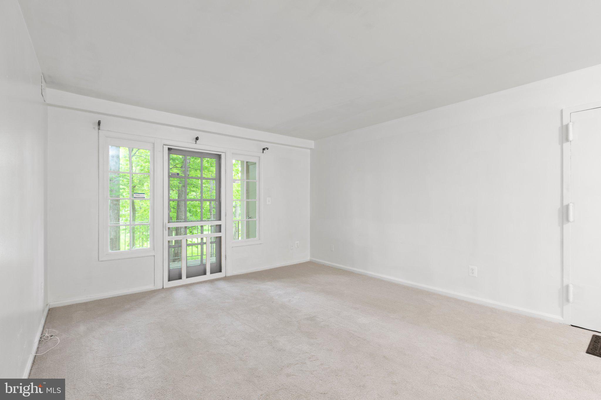 5902 Kingsford Road, Unit 406 Springfield, VA 22152 - Photo 5 of 41 Living room