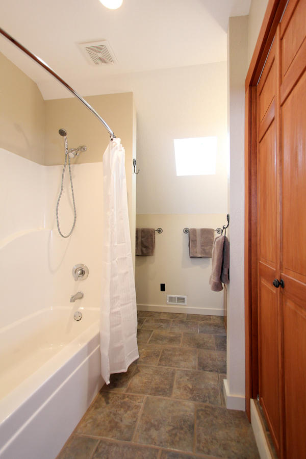 215 Inata Trace Loudon, TN 37774 - Photo 30 of 39 29_Full Bath 2 View 1