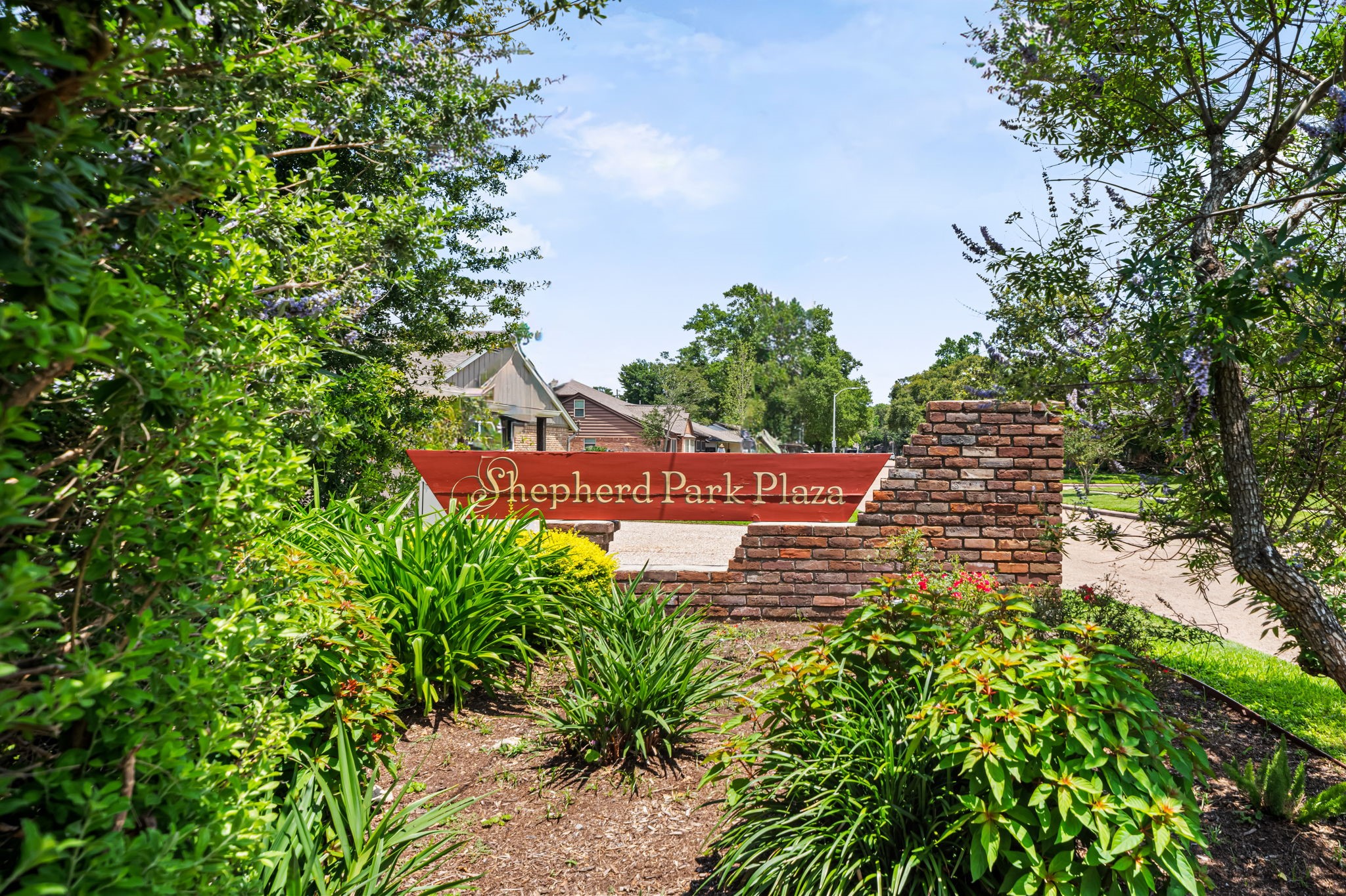 1013 Martin Street Houston, TX 77018 - Photo 45 of 46 Located in the highly desirable Shepherd Park Plaza area known for its strong sense of community, prime close-in location, & convenient access to some of Houston’s favorite local restaurants, coffee shops, & gathering spots.