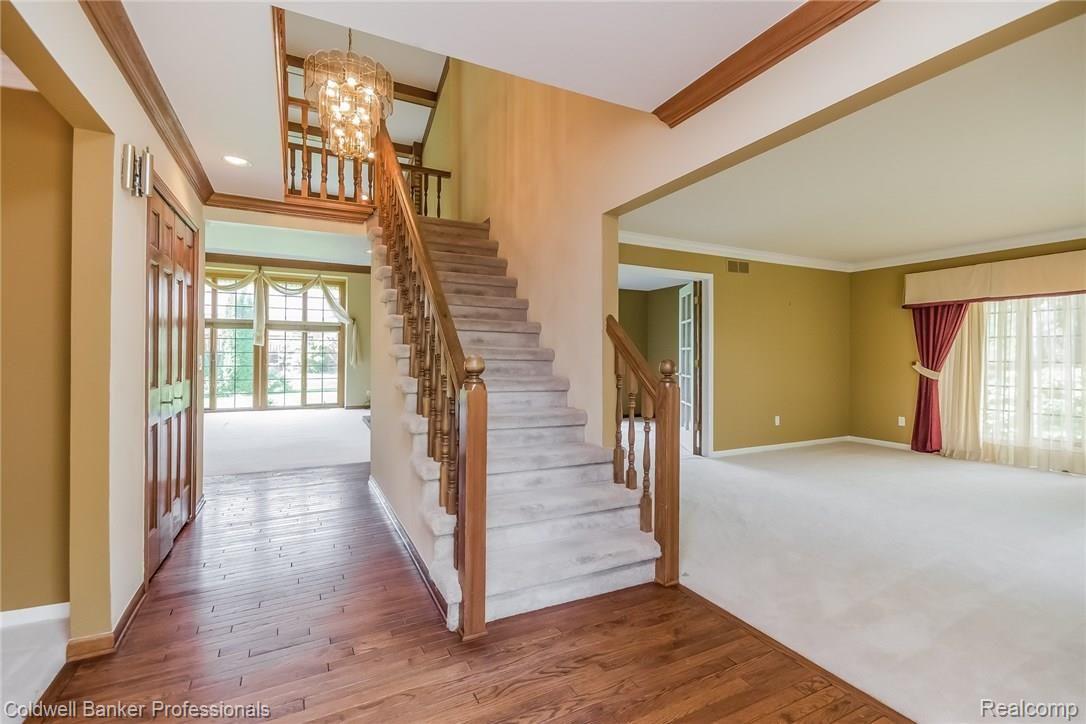 501 Sunlight Drive Rochester, MI 48309 - Photo 7 of 40 007-Foyer-2059806-medium.jpg