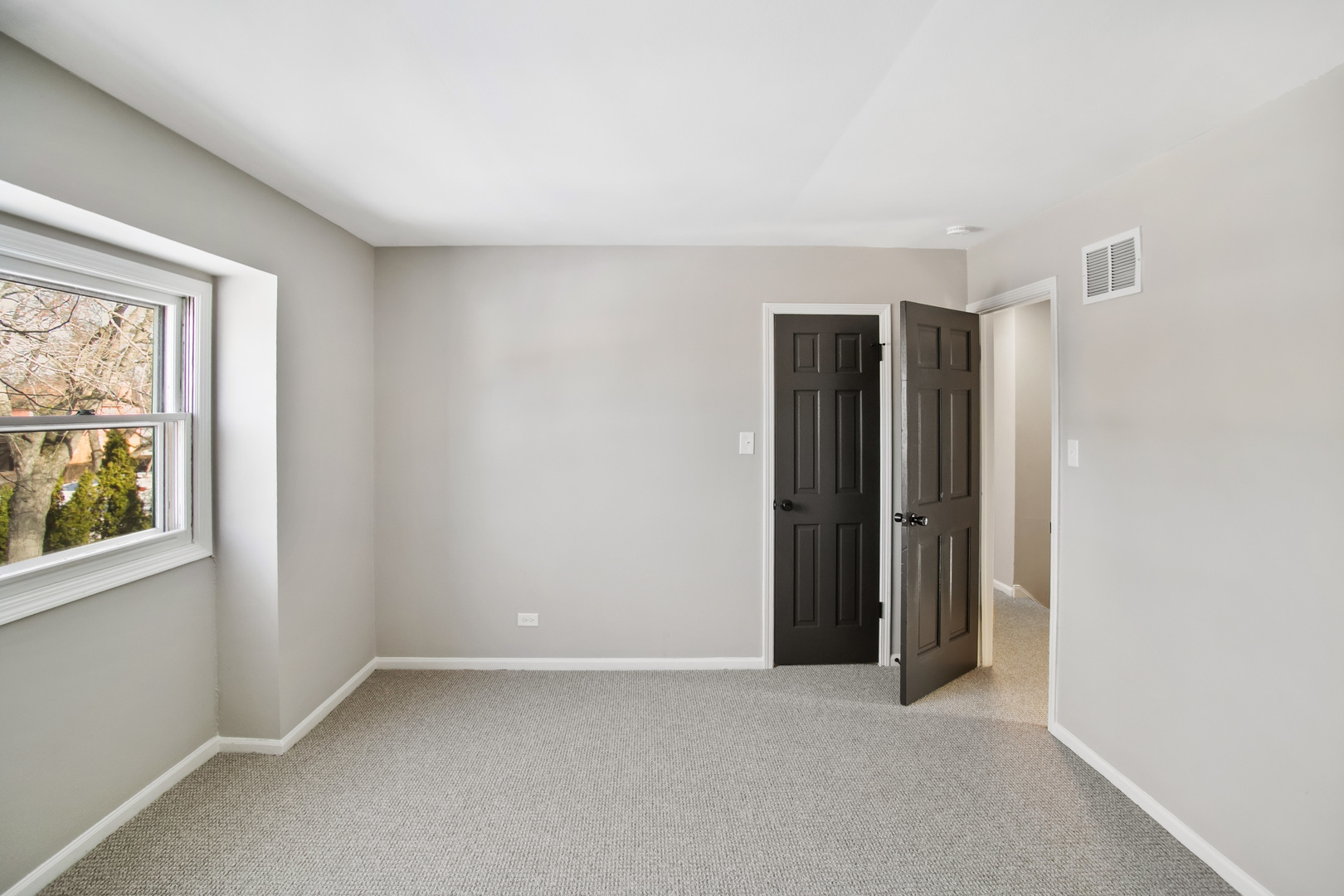 3451 Ithaca Road Olympia Fields, IL 60461 - Photo 19 of 29 an empty room with windows and closet