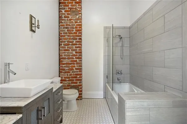 $1,900 | 2922 Banks Street, New Orleans, LA 70119
