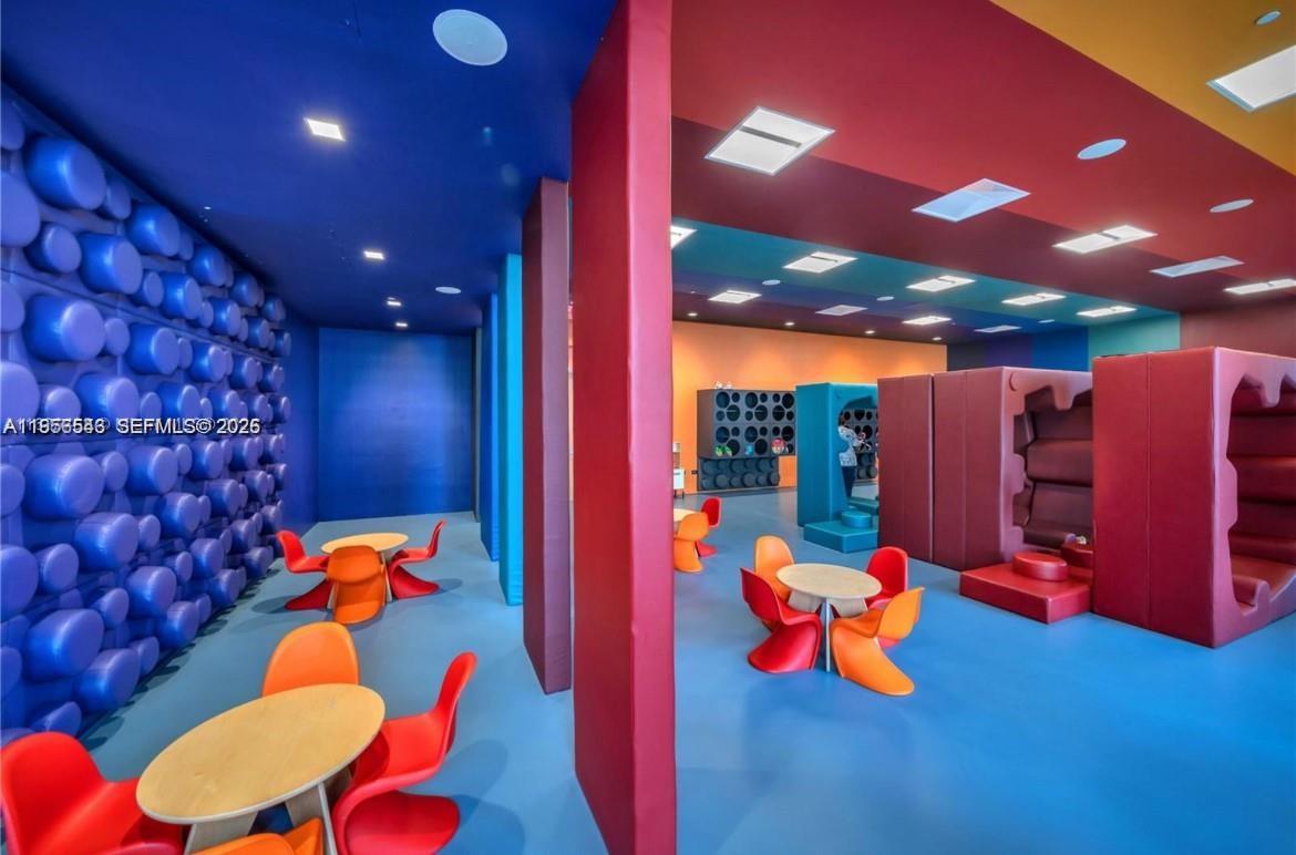 88 Southwest 7th Street, Unit 2104 Miami, FL 33130 - Photo 36 of 50 a play room with furniture