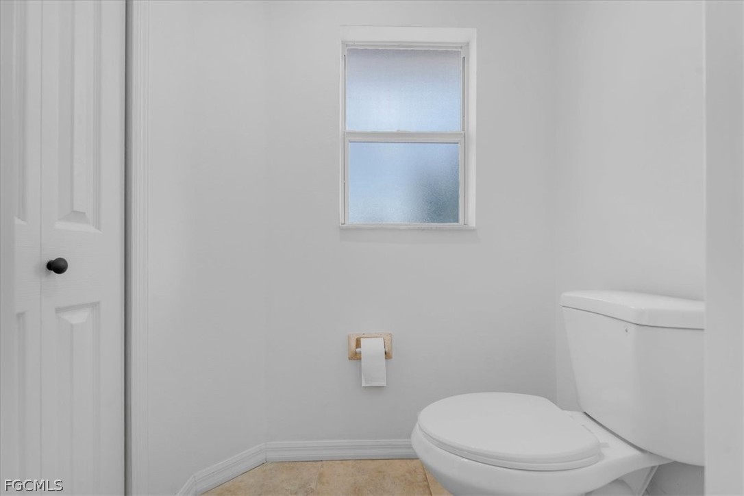 430 South Datil Street Clewiston, FL 33440 - Photo 18 of 33 a white toilet sitting next to a shower