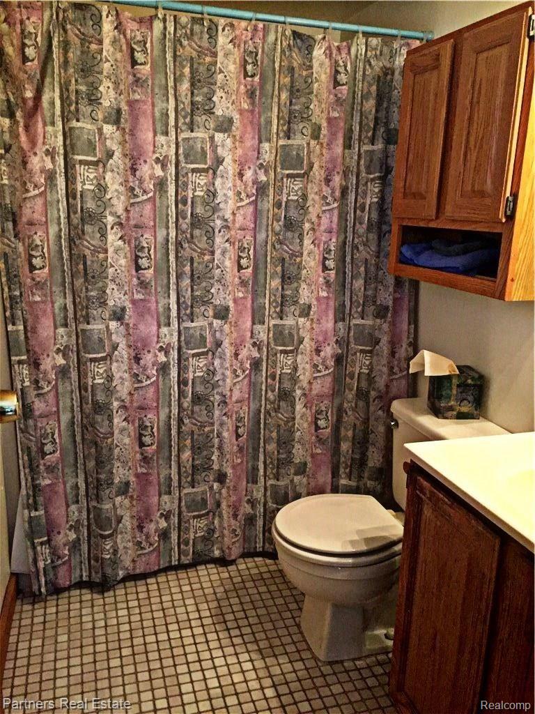 8238 Zeeb Road Dexter, MI 48130 - Photo 23 of 35 Bathroom 2.jpg