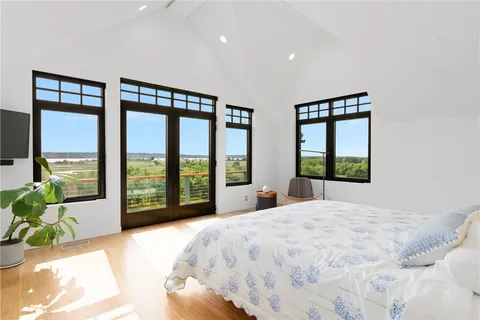 $6,350,000 | 82 Nonquit Lane, Tiverton, RI 02878