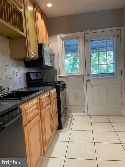 6021 Falkirk Road Baltimore, MD 21239 - Photo 9 of 35 Kitchen
