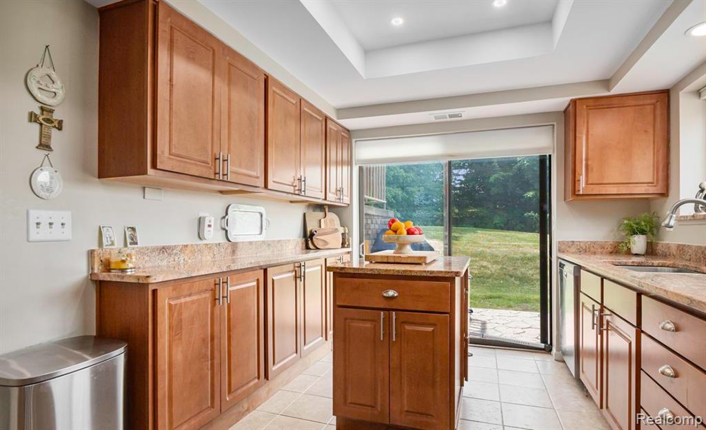 998 Golfview Court Rochester Hills, MI 48307 - Photo 8 of 22