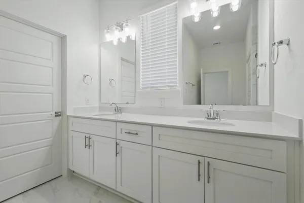 $2,600 | 1741 West Cantey Street, Fort Worth, TX 76110