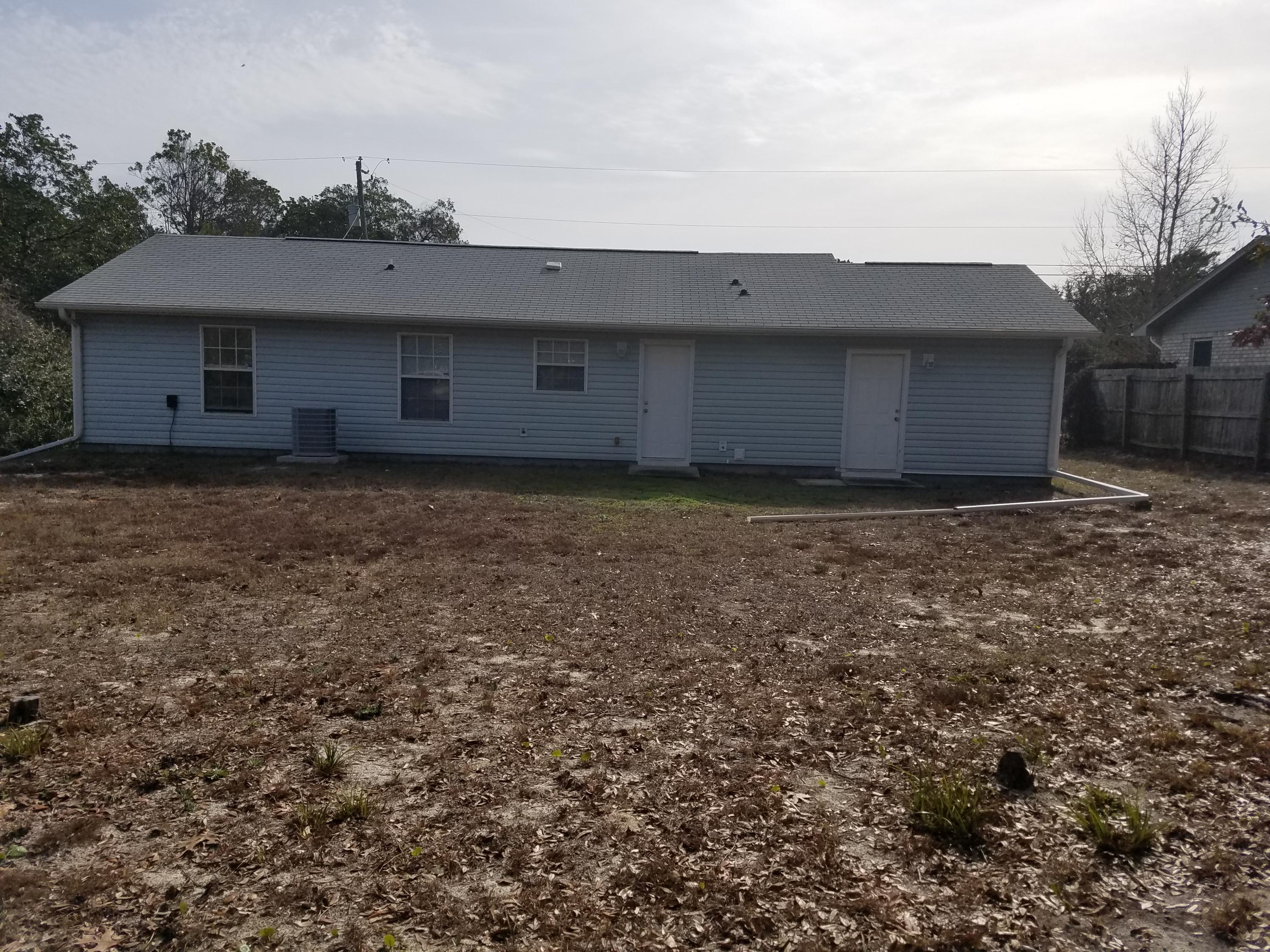 5368 Barbarosa Road Gulf Breeze, FL 32563 - Photo 3 of 17 a backyard of a house