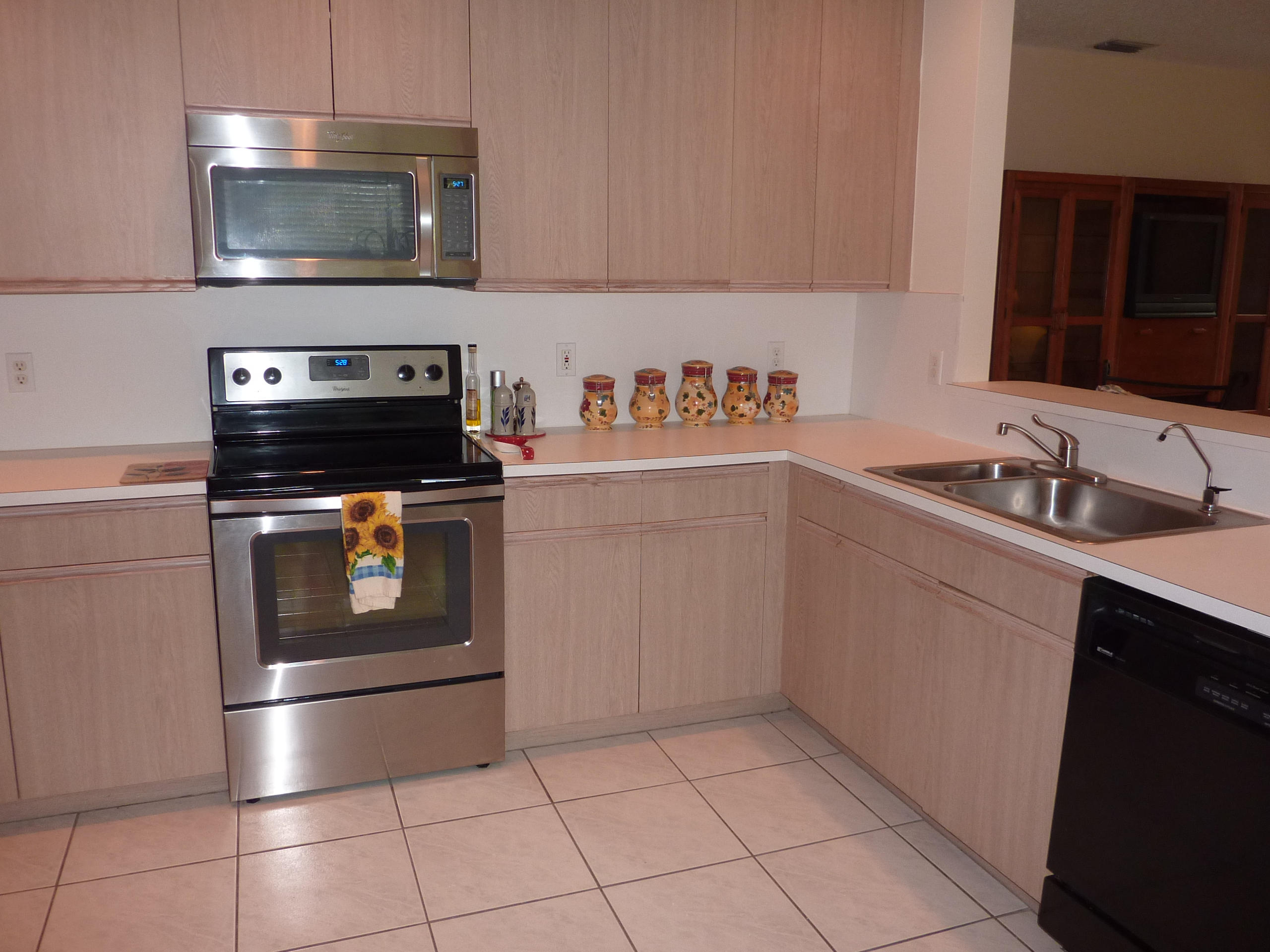 10596 Plainview Circle Boca Raton, FL 33498 - Photo 8 of 38 Stove Microwave Sink area