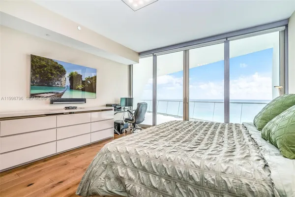 $25,000 | 16901 Collins Avenue, Unit 903, Sunny Isles Beach, FL 33160