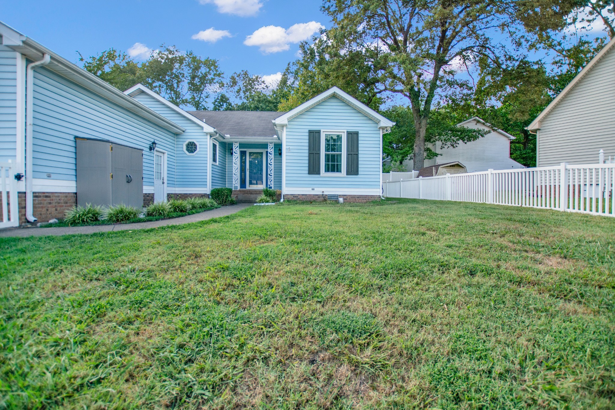 128 South Richview Road Clarksville, TN 37043 - Photo 2 of 19 a front view of a house with a yard and garage