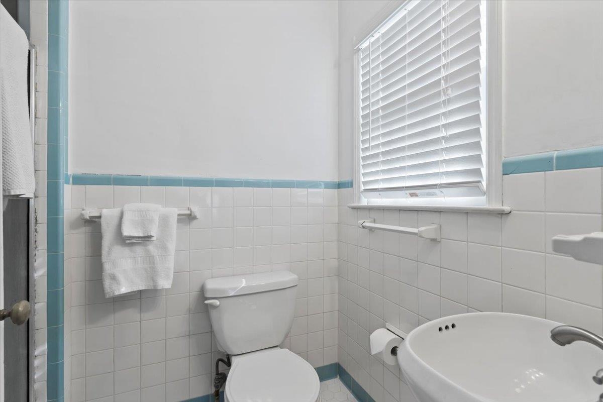 4277 Sequoia Road Memphis, TN 38117 - Photo 21 of 36 a bathroom with a toilet a sink and a bathtub