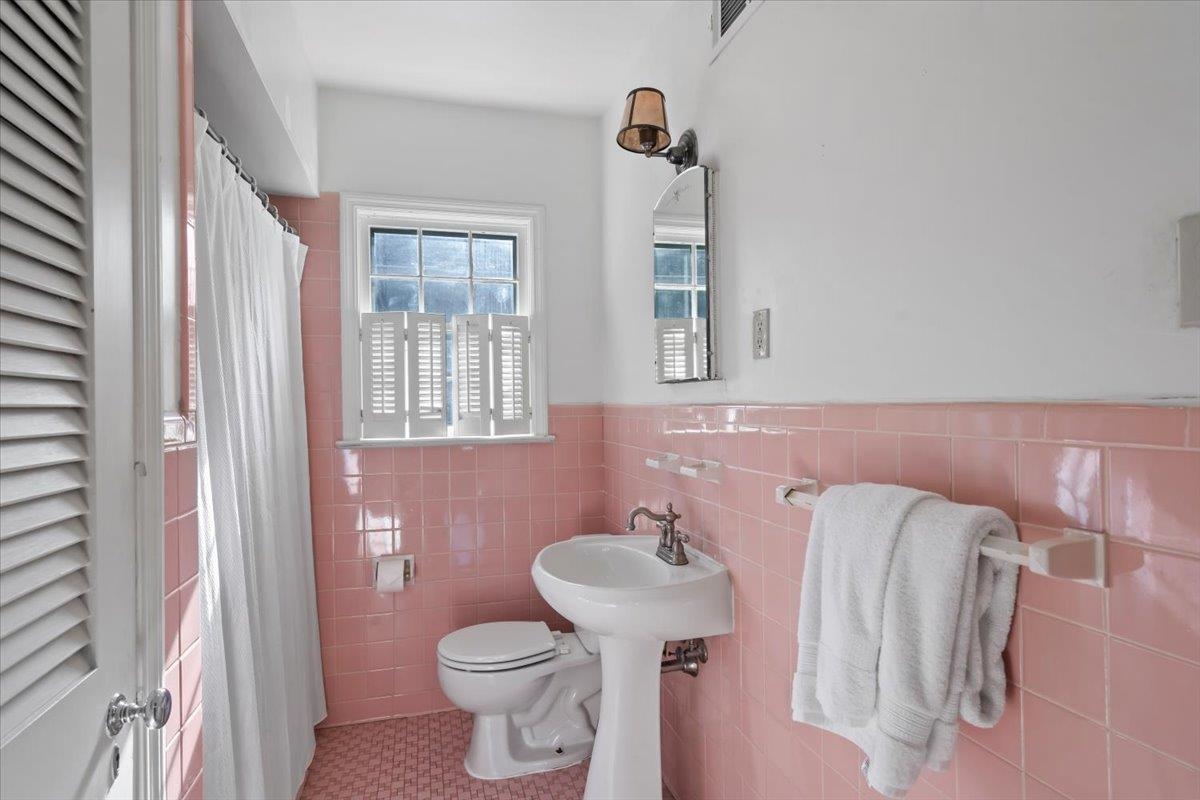 4277 Sequoia Road Memphis, TN 38117 - Photo 25 of 36 a bathroom with a sink toilet and shower
