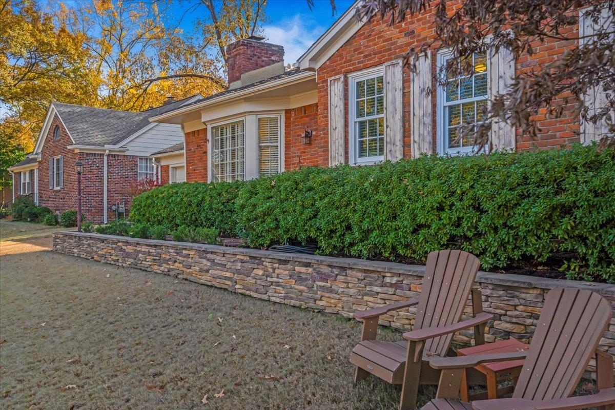 4277 Sequoia Road Memphis, TN 38117 - Photo 3 of 36 a view of a chairs and table in the patio