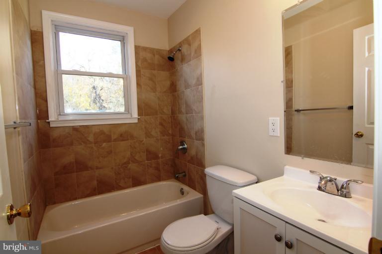 7036 Windsor Mill Road Baltimore, MD 21207 - Photo 11 of 19 Bath