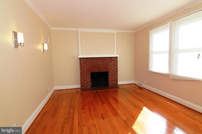 7036 Windsor Mill Road Baltimore, MD 21207 - Photo 3 of 19 Living Room