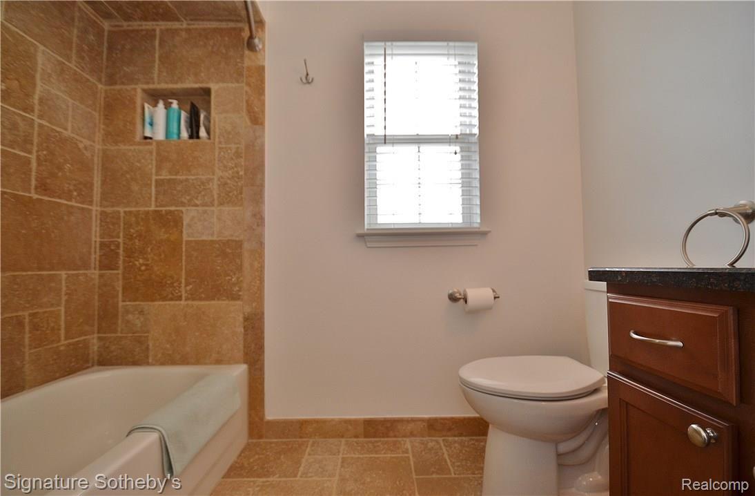 3575 Oakmonte Boulevard Rochester, MI 48306 - Photo 17 of 32 18 full bath.JPG