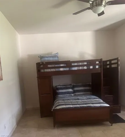 a view of livingroom with furniture