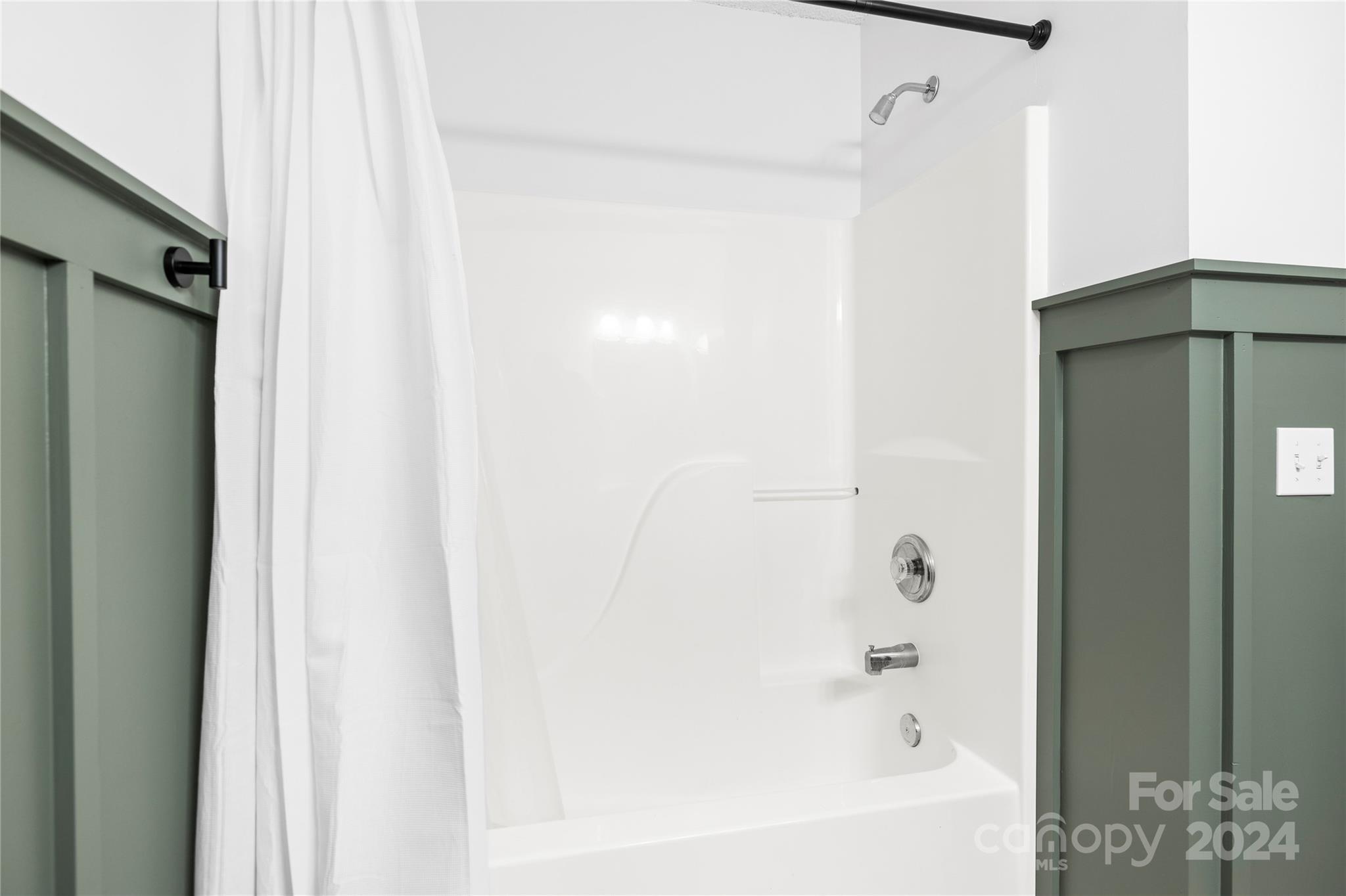 4909 Deerton Road Charlotte, NC 28269 - Photo 22 of 31 a bathroom with a bathtub