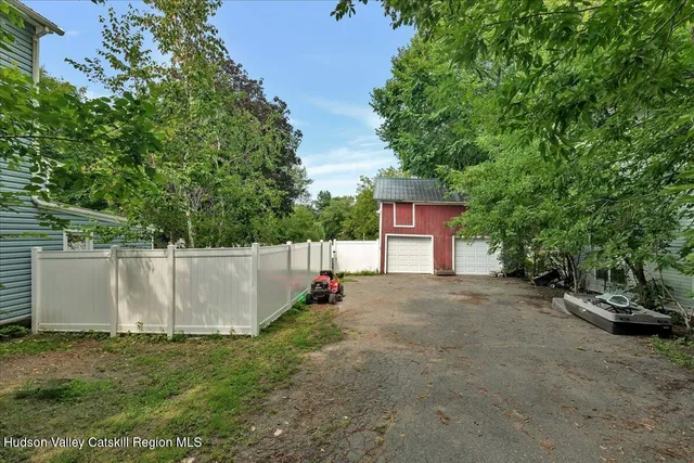 a view of a back yard