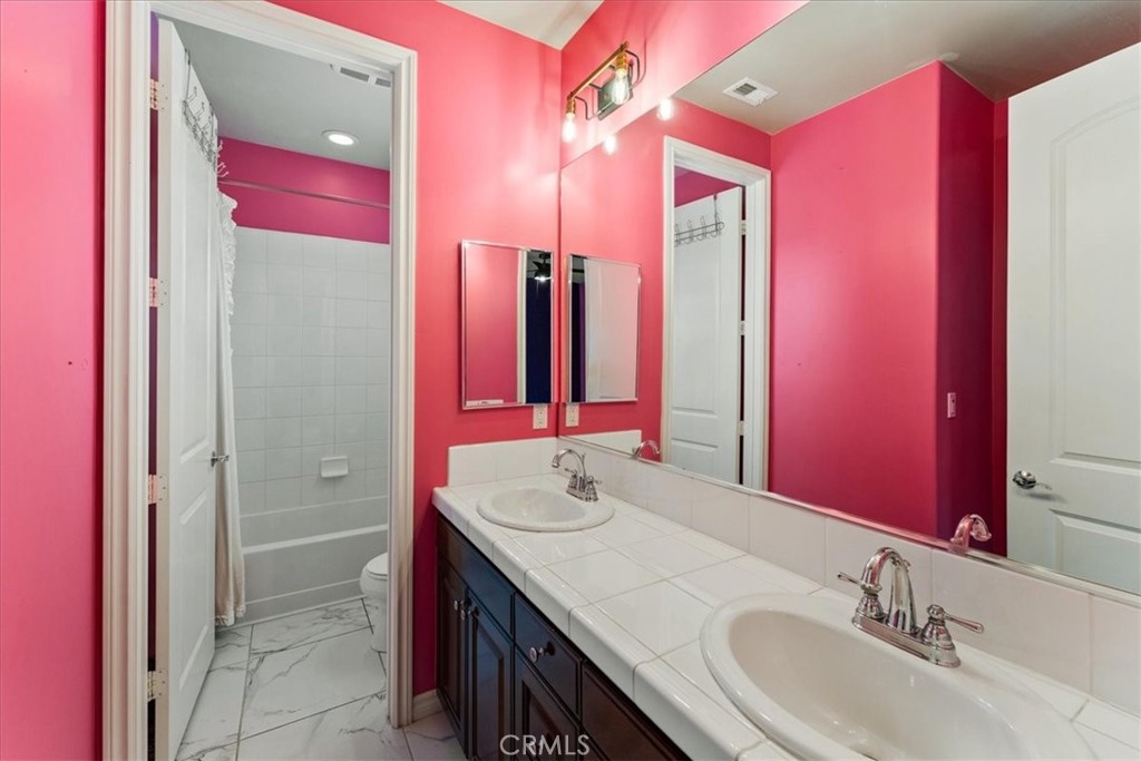 2836 Mesa Grove Road Fallbrook, CA 92028 - Photo 33 of 54 a bathroom with a sink vanity tub and a mirror