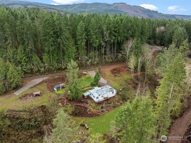a view of a back yard
