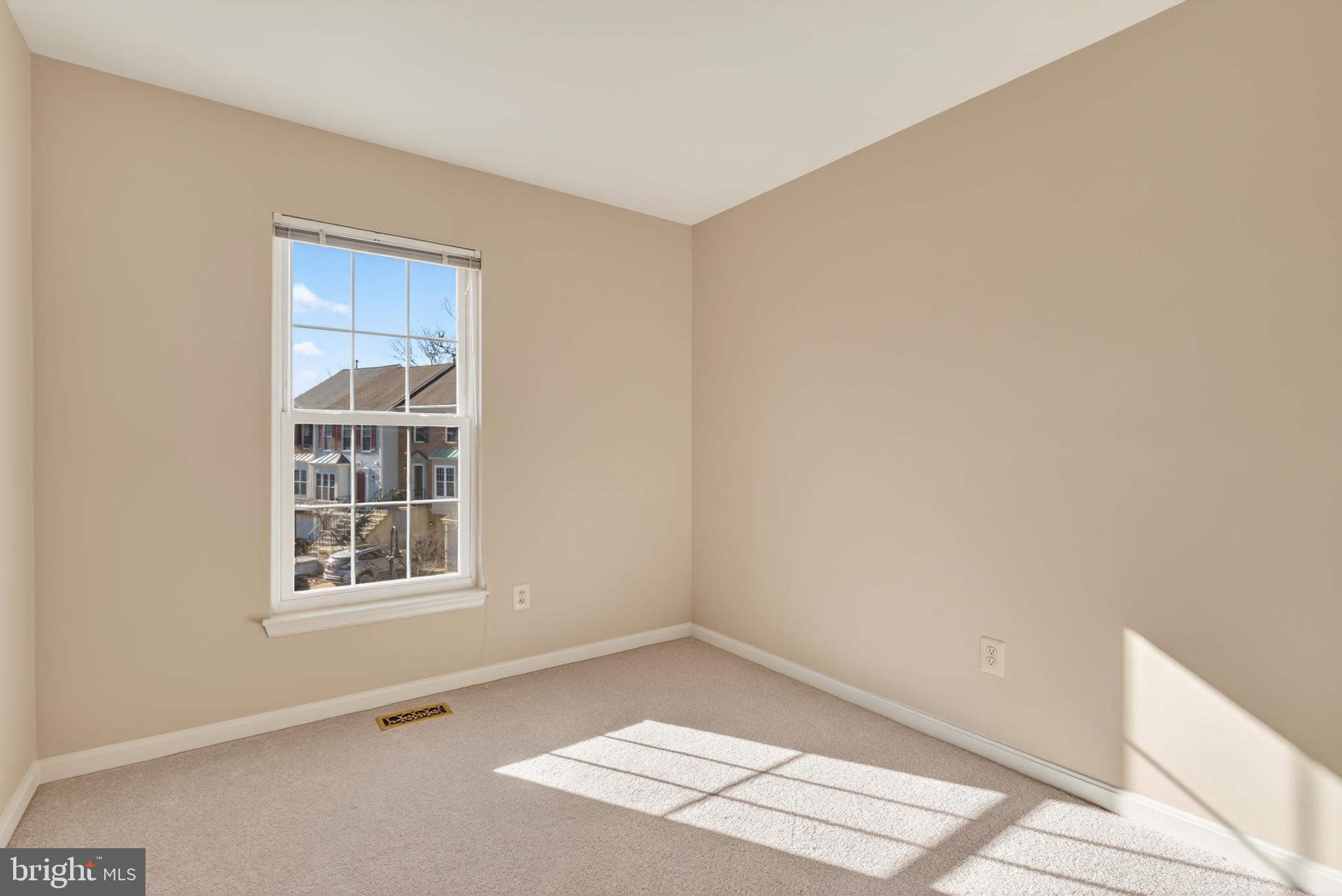 45590 Whitcomb Square Sterling, VA 20166 - Photo 27 of 43 an empty room with windows