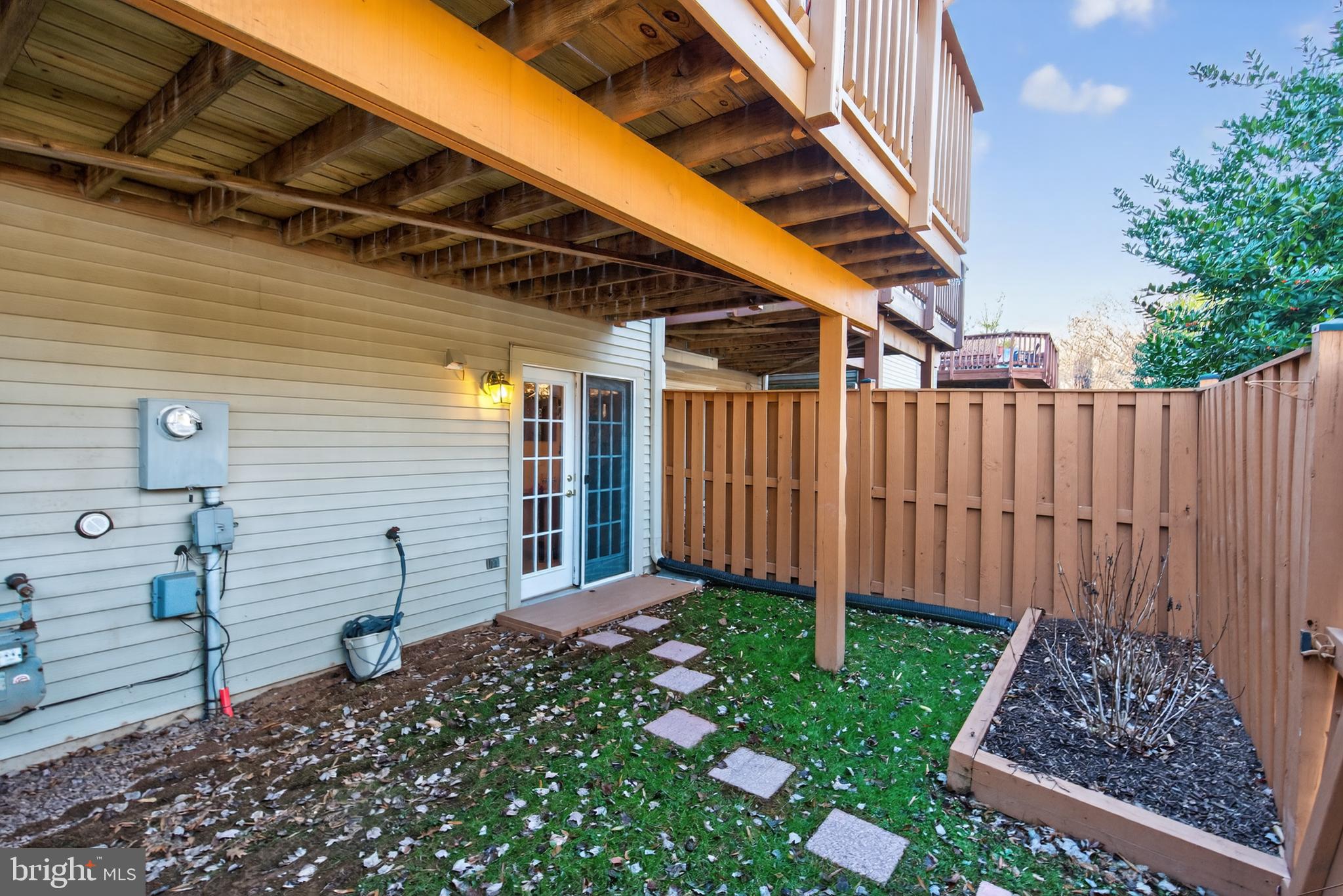 45590 Whitcomb Square Sterling, VA 20166 - Photo 32 of 43 a view of a backyard with pathway