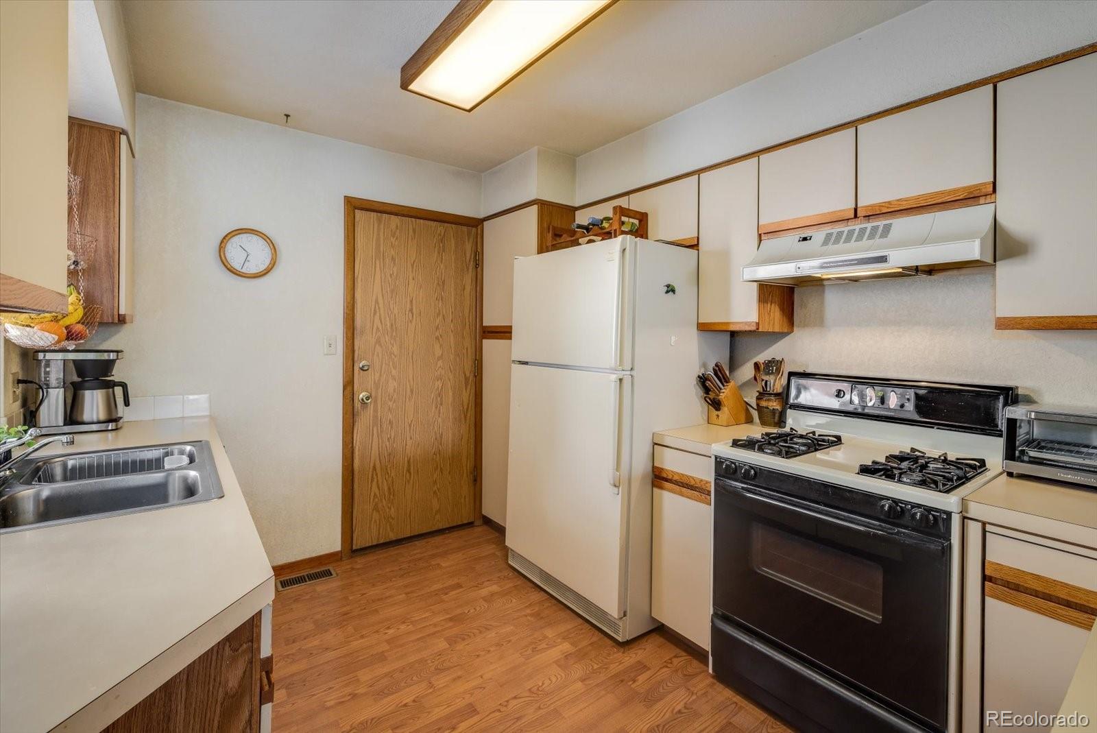 4635 Chestnut Lane, Unit 3 Boulder, CO 80301 - Photo 10 of 36 a kitchen with a stove and a refrigerator