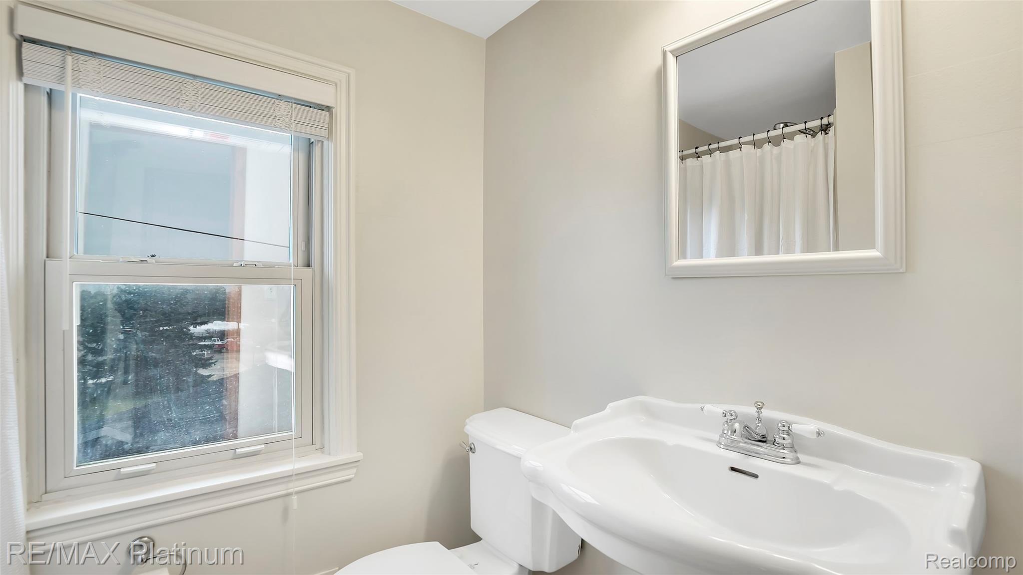 5240 Bentley Lake Road Howell, MI 48843 - Photo 21 of 30 5240 Bentley Lk Upper Level Bath.jpg