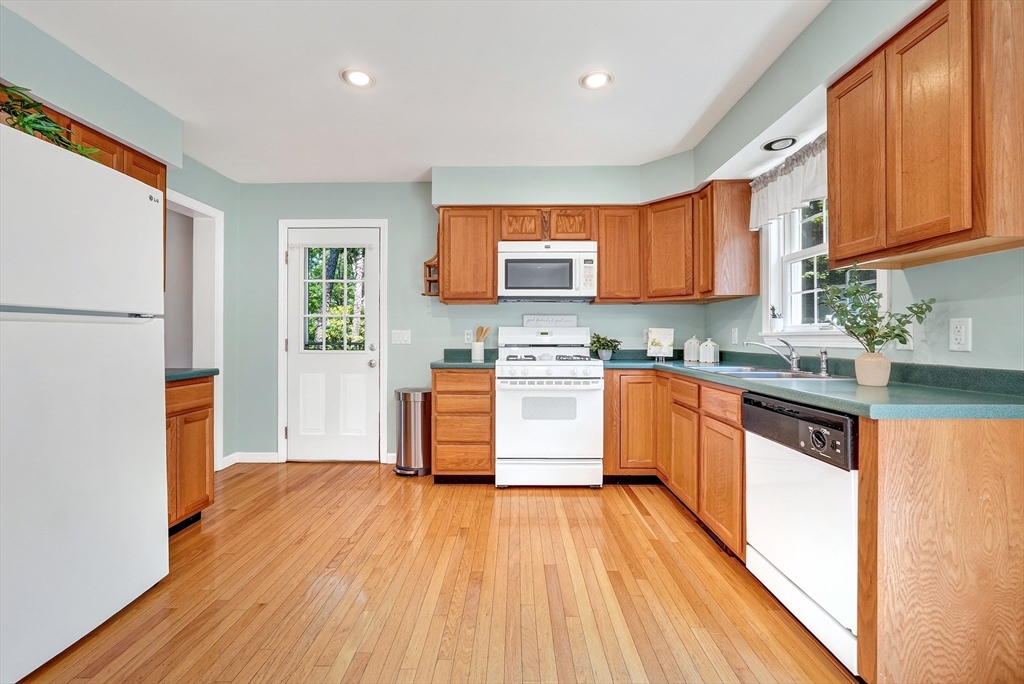 88 Waterfield Road Barnstable, MA 02655 - Photo 3 of 37