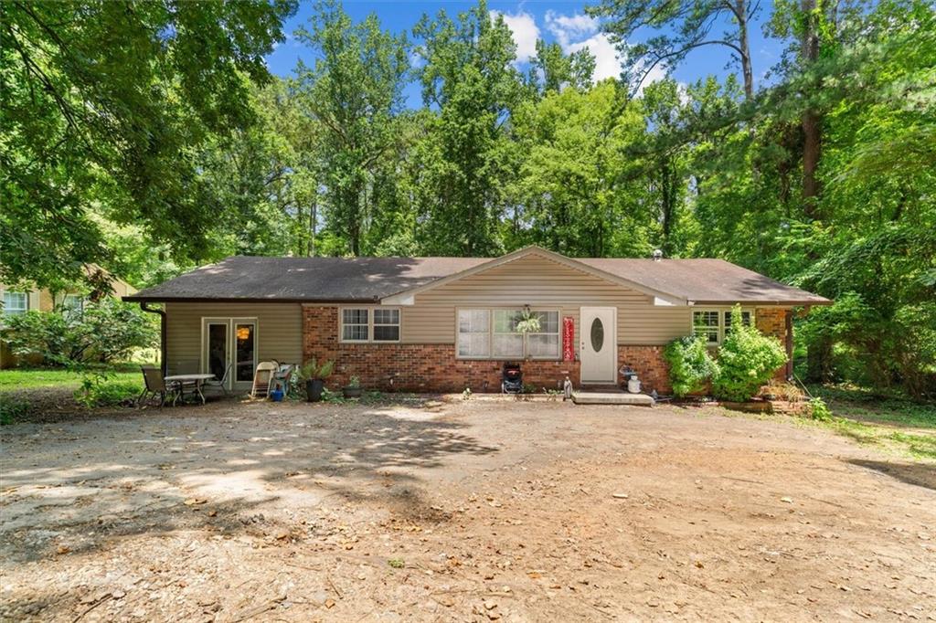 a view of a house with a yard