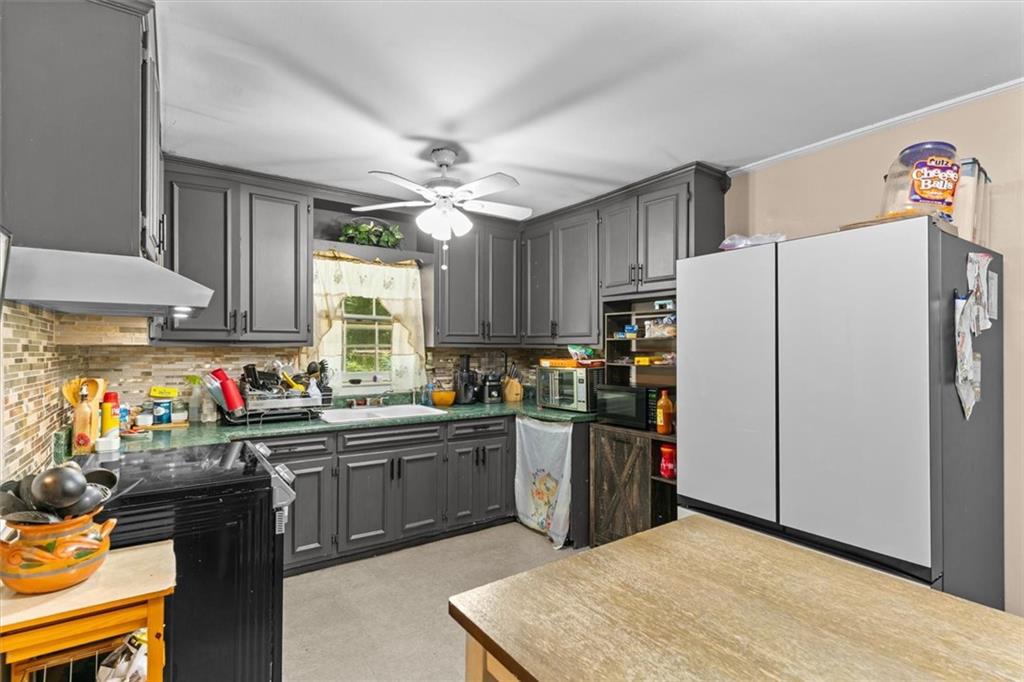 1122 Ridgeleigh Circle Dalton, GA 30720 - Photo 13 of 36 a kitchen with stainless steel appliances granite countertop a refrigerator stove sink and dishwasher