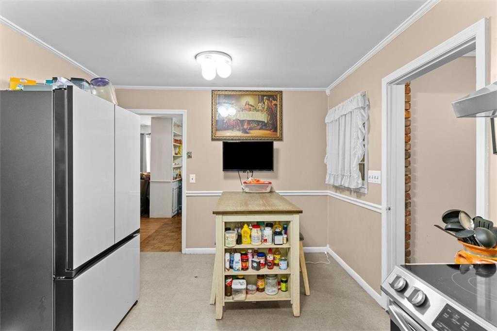 1122 Ridgeleigh Circle Dalton, GA 30720 - Photo 16 of 36 a living room with furniture and a flat screen tv