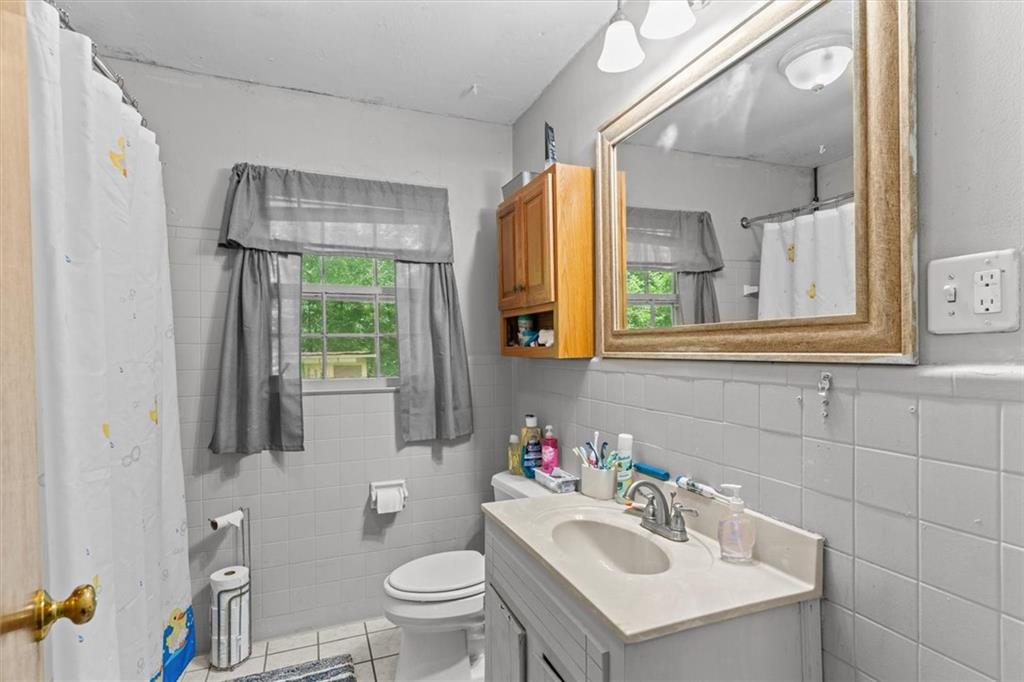 1122 Ridgeleigh Circle Dalton, GA 30720 - Photo 18 of 36 a bathroom with a sink mirror and toilet