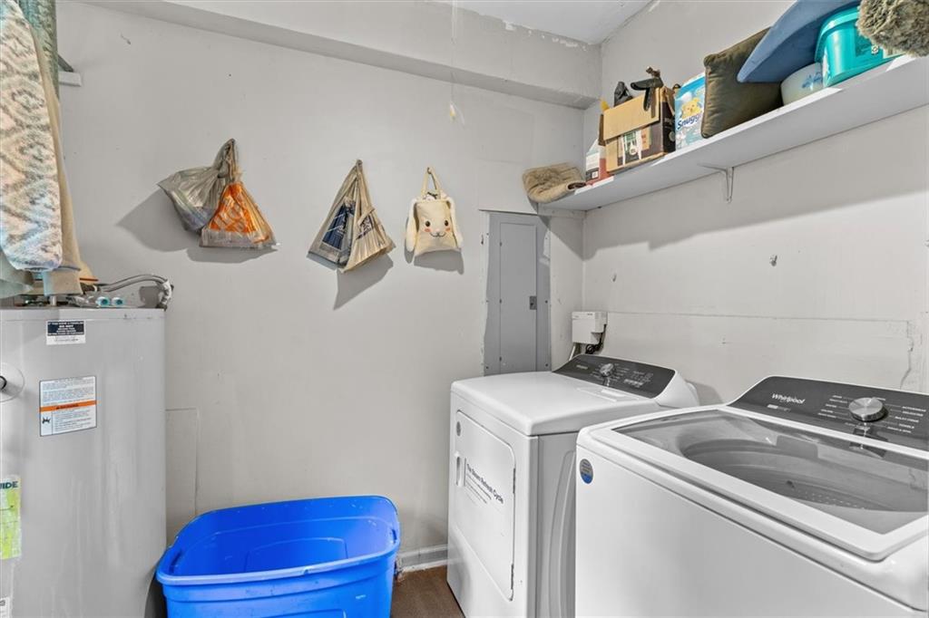 1122 Ridgeleigh Circle Dalton, GA 30720 - Photo 26 of 36 a utility room with dryer and washer