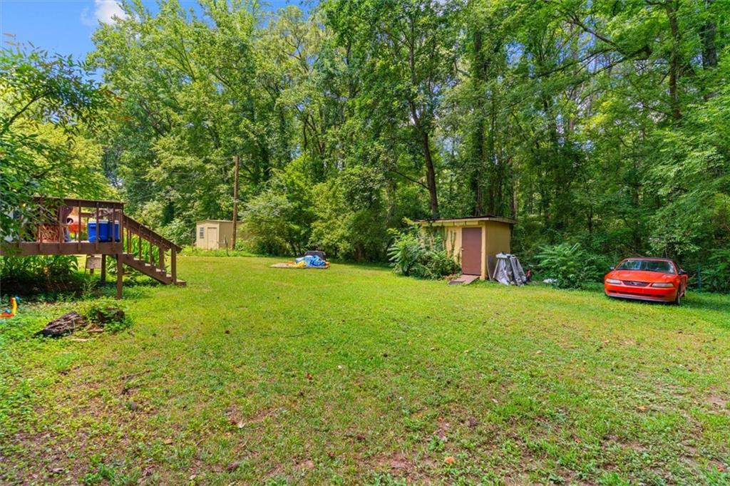 1122 Ridgeleigh Circle Dalton, GA 30720 - Photo 33 of 36 a backyard of a house with lots of green space