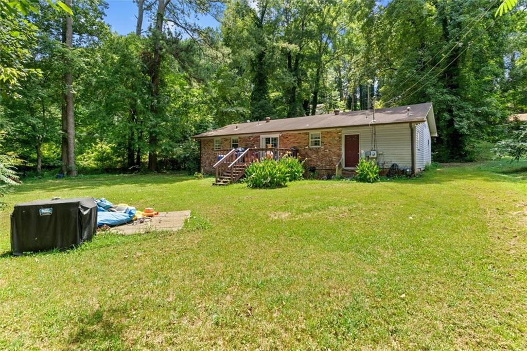 1122 Ridgeleigh Circle Dalton, GA 30720 - Photo 34 of 36 a view of a backyard with a garden and entertaining space