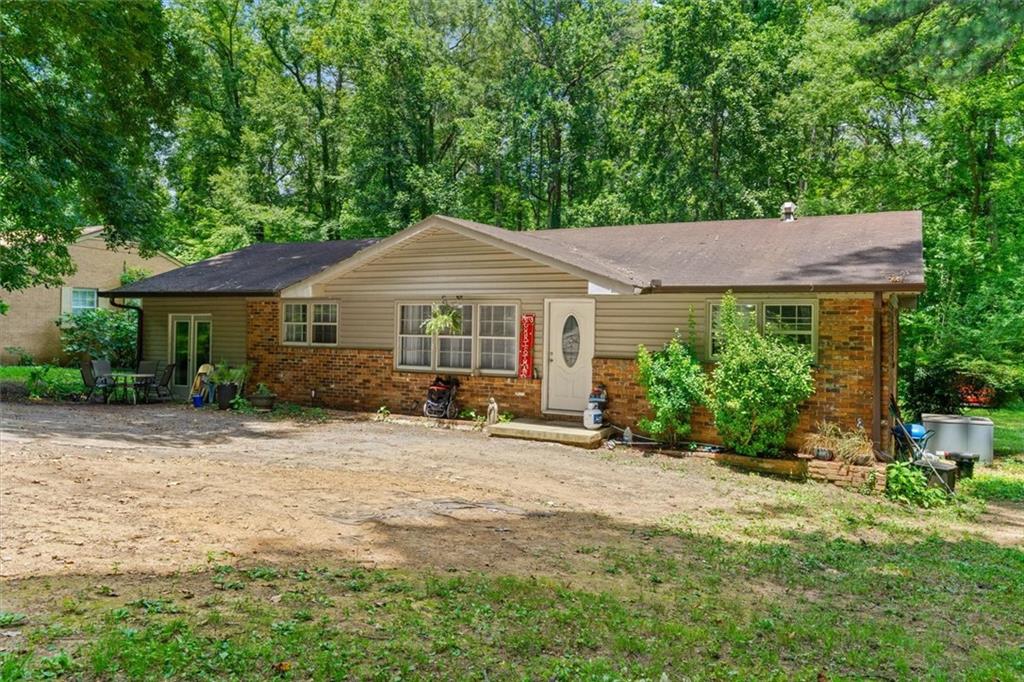 1122 Ridgeleigh Circle Dalton, GA 30720 - Photo 4 of 36 a front view of a house with a garden and porch