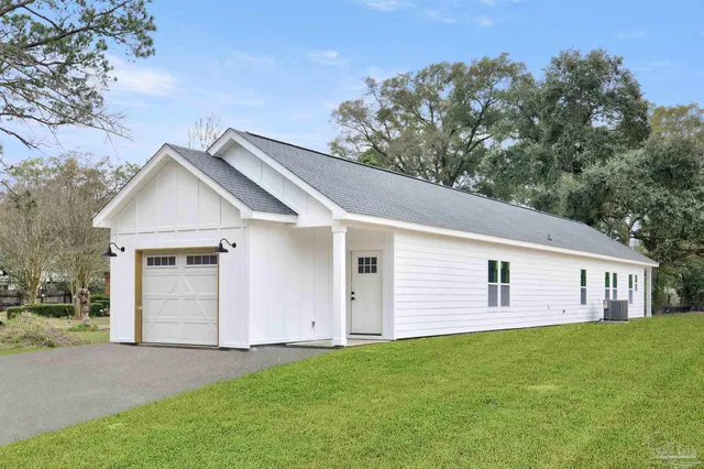 a view of a house with a yard
