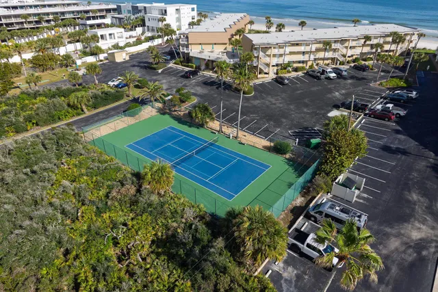 a view of a yard in front of the house